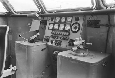 151273 Afbeelding van de stuurstand van een diesel-electrisch treinstel DE 3 (plan U) van de N.S. te Geldermalsen.